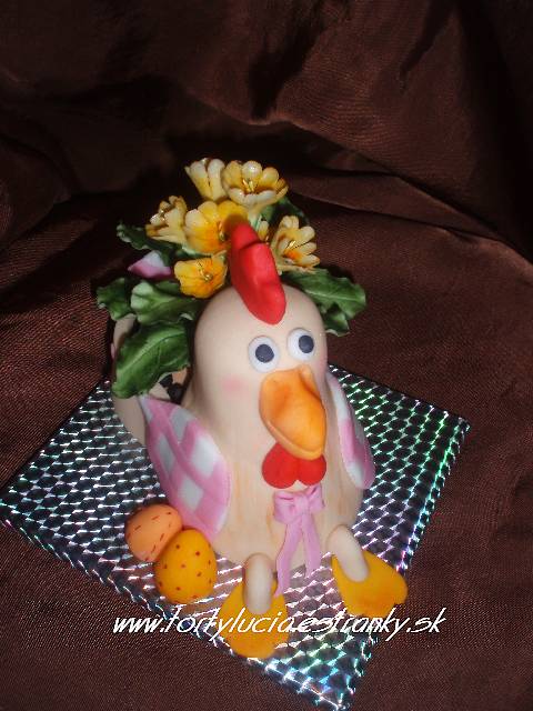 Jarná dekorácia sliepka s primulkami